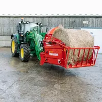 Pailleuse Teagle 6100H sur chargeur frontal avec tracteur agricole John Deere