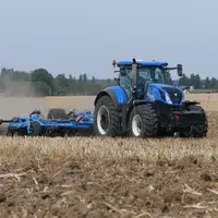 Tracteur dans un champ