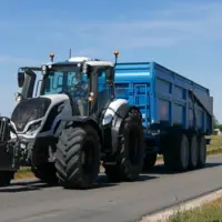 Tracteur Valtra et benne Maupu sur la route