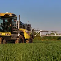 Pulvérisateur automoteur Arland GR en action.