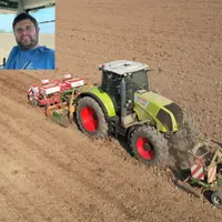 <em class="placeholder">Charly Scramuccia et tracteur Claas Axion 810 équipé du système de guidage automatique FJDynamics au semis de maïs en combiné