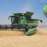 <em class="placeholder">Jérôme Lumet, agriculteur à Argy dans l’Indre et sa moissonneuse-batteuse John Deere S780 équipée d’une plateforme Draper flex