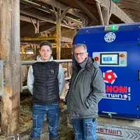 <em class="placeholder">Dylan et Eric Rochas, de la ferme des Colibris, devant le robot d'alimentation Hetwin </em>
