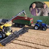 <em class="placeholder">Gabriel Avril, ici entouré de son père Françis Avril et de son fils Antonin Avril avec la moissonneuse-batteuse New Holland CR
