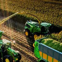 Ensileuse automotrice JD F9 1000 à la récolte d'ensilage de maïs