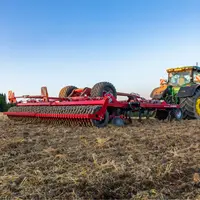 Déchaumeur à dents Horsch Fortis LT derrière un tracteur John Deere