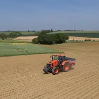 Tracteur Kubota avec un épandeur d'engrais TIM de Kubota