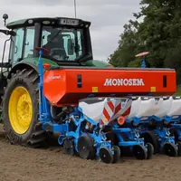 Tracteur John Deere et semoir monograine Monosem ValoTerra 4 rangs