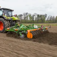 Déchaumeur Amazone Cenio équipé du rouleau FW 580 et tracteur Claas
