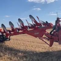 Charrue portée réversible Kuhn Master M au transport.