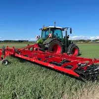 Herse étrille Kverneland Arcadia et tracteur Fendt