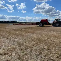 Pulvérisateur traîné iXtrack T4 derrière un tracteur Case IH