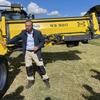 Andaineur à tapis Kverneland Roc RS 920 derrière un tracteur New Holland T6.180.