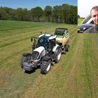 Tracteur Valtra N155ED avec une presse à balles rondes Krone.
