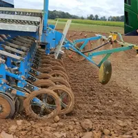 <em class="placeholder">Hugues Devey, agriculteur dans la Somme et semoir en lignes Lemken avec rampe de pulvérisation Gam Agri Pièces</em>