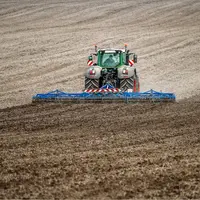 Tracteur Fendt et outil de travail du sol Carré