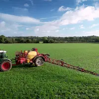 Pulvérisateur trainé Beyne derrière un tracteur Fendt.