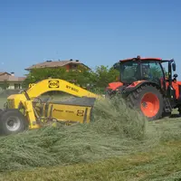 Andaineur à tapis Kverneland Roc ST 920 et tracteur Kubota