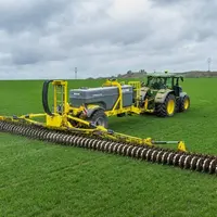Appareil d'injection d'engrais liquide Bednar Neveon EE attelé à un tracteur John Deere