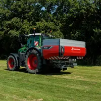 Epandeur d'engrais Kverneland Alentix sur tracteur Fendt
