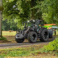 Tracteur Valtra de la série G équipé de la nouvelle transmission à variation continue avec un épandeur d'engrais Amazone<