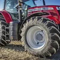 Tracteur Massey Ferguson 6713 équipé de pneumatiques Trelleborg TM800 ProgressiveTraction.
