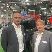 Sébastien Martinet et Alfred Fuchs devant le tracteur Lindner Lintrac 160 au salon allemand Agritechnica 2025