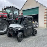 SSV Aodes Workcross 1000 HVAC à côté d'un tracteur Massey Ferguson MF 9S.310
