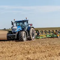 Tracteur New Holland T7 XD et charrue portée Amazone.