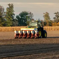Semoir monograine Pöttinger Puro H 3000 attelé à un tracteur John Deere