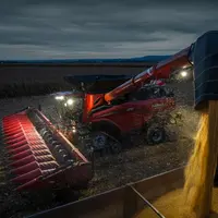 Moissonneuse-batteuse Case IH Axial-Flow AF10 et cueilleur à maïs C516-75 de 16 rangs.