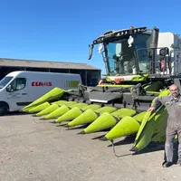 Olivier Jardin, technicien spécialisé en matériels de récolte sur le site SM3 Claas de Caen, devant un bec Claas Rovio 4.875 F