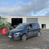 Mercedes e-citan devant un tracteur Fendt