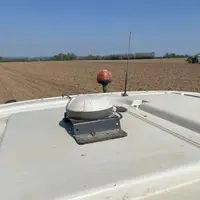 Antenne autoguidage FJDynamics sur le toit d'un tracteur.