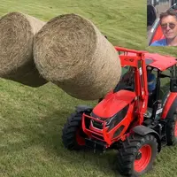 Loïc Ducloué agriculteur à Carentan dans la Manche et tracteur Kioti HX1402 avec chargeur frontal Kioti transportant deux ball