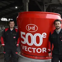 Alexandre et Pierre Lenormand, associés du Gaec du Bignon en Mayenne, devant le 500e robot d'alimentation Lely Vector en