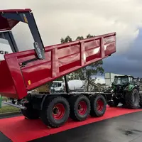 Benne Chevance Optima 32-85 sur un tapis rouge avec un tracteur Deutz-Fahr