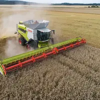 Moissonneuse-batteuse Claas Lexion 8900 et coupe à tapis flexible Convio Flex 1530 d'une largeur de 15,30 mètres dans un
