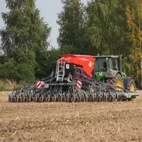 Semoir direct Novag T-ForcePlus 750 derrière un tracteur John Deere