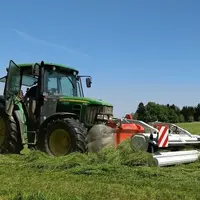 Tracteur John Deere 6130 et andaineur à tapis frontal Reiter Respiro R3 Compact