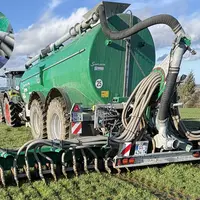 Adrien Letellier, trésorier de la Cuma du Don de Landelles-et Coupigny dans le Calvados, et la tonne à lisier Samson TG20 équipée d’un injecteur à dis