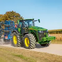 Tracteur John Deere 8R540 sur la route