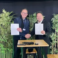 Douglas Kang (à droite sur la photo) et Matthias Carrière, respectivement CEO de Kioti Europe et directeur général de Naïo.