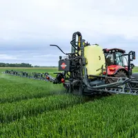 Pulvérisateur porté Hardi Mega Pro Force attelé sur un tracteur Case IH