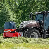Cuve frontale Liquido F de Pöttinger sur relevage frontal de tracteur Steyr