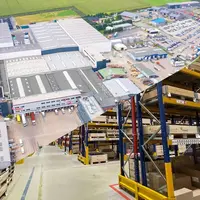 Vues aérienne et intérieure du centre logistique Heeslingen de Granit Parts