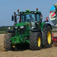Tracteur John Deere 6M220 au champ.