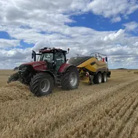Tracteur Case IH avec presse cubique New Holland.