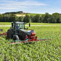 Unité de semis frontale avec rampe et bineuse arrière Einböck sur tracteur Fendt.