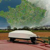 Carte des bases RTK du réseau gratuit Centipede-RTK et antenne GNSS sur un tracteur Case IH
